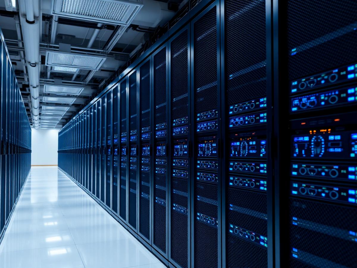 Racks de servidores en sala de datos corporativa